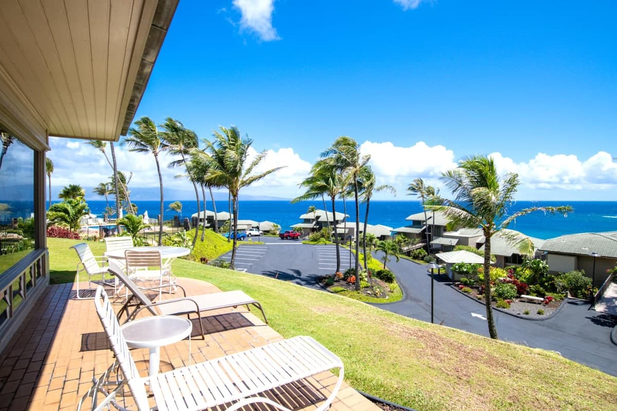Condo in Lahaina · ★4.67 · 2 bedrooms · 4 beds · 2 baths - Photo 3