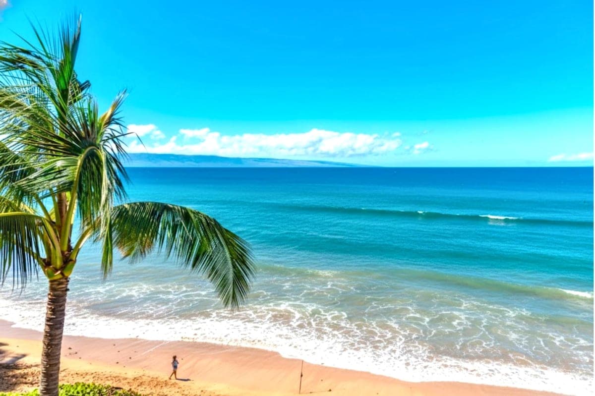 Condo in Lahaina · ★4.67 · 1 bedroom · 2 beds · 2 baths - Photo 2