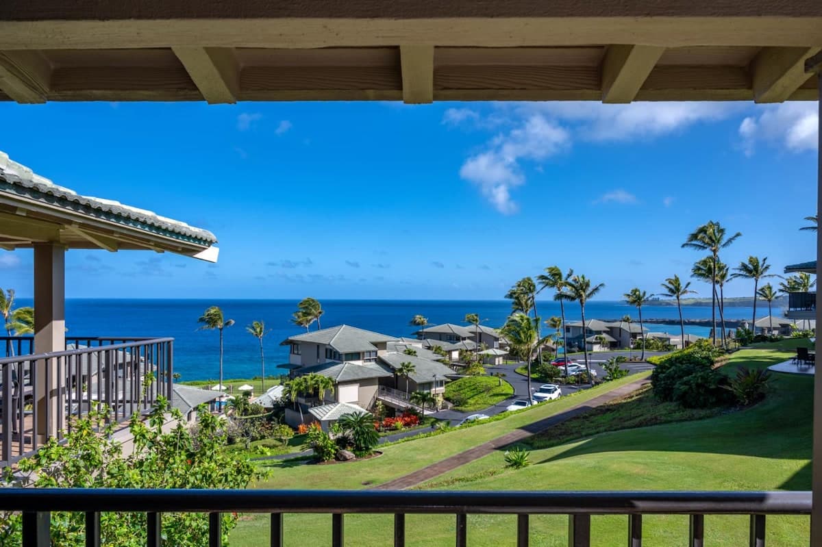 Condo in Lahaina · ★4.67 · 1 bedroom · 2 beds · 2 baths - Photo 4