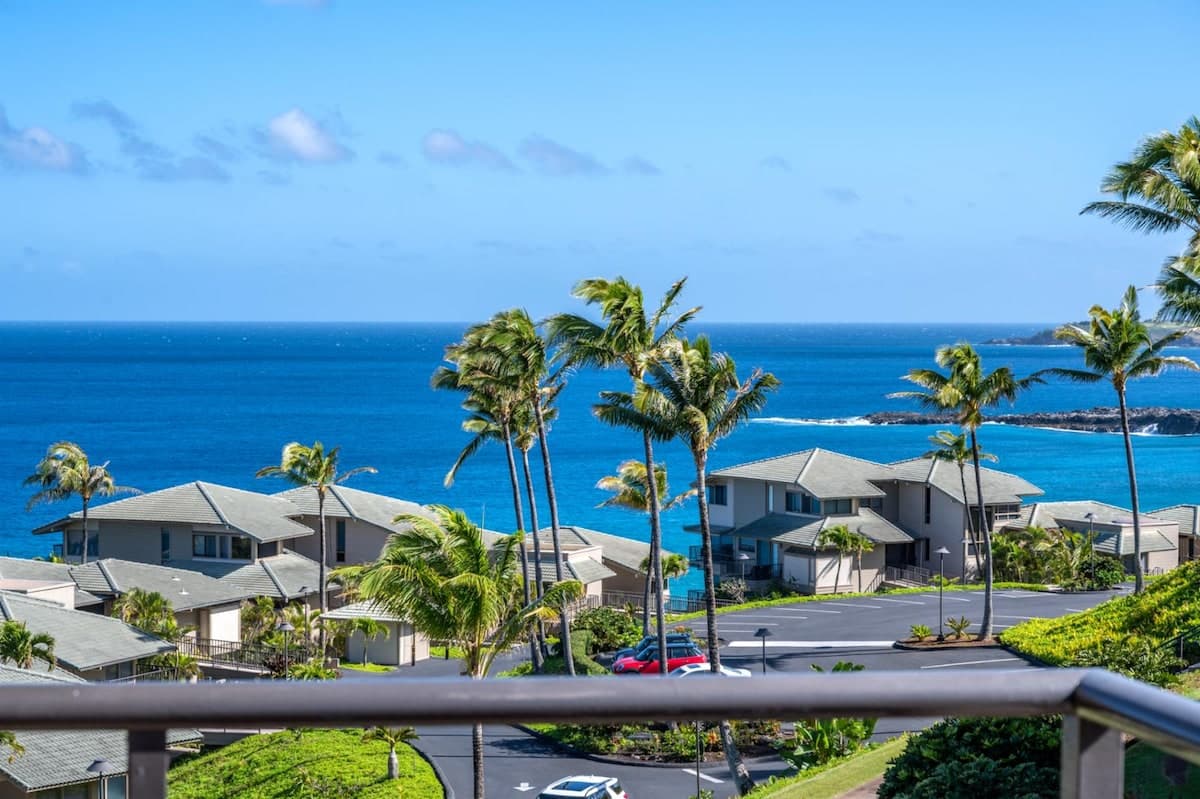 Condo in Lahaina · ★4.67 · 1 bedroom · 2 beds · 2 baths - Photo 1