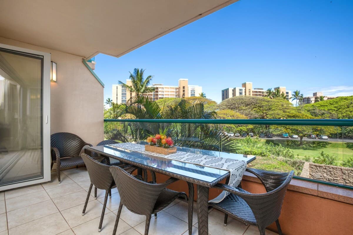 Condo in Lahaina · ★4.71 · 1 bedroom · 2 beds · 1 bath - Photo 2
