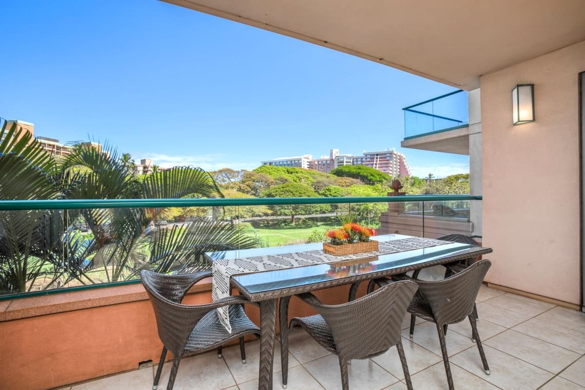 Condo in Lahaina · ★4.71 · 1 bedroom · 2 beds · 1 bath - Photo 4