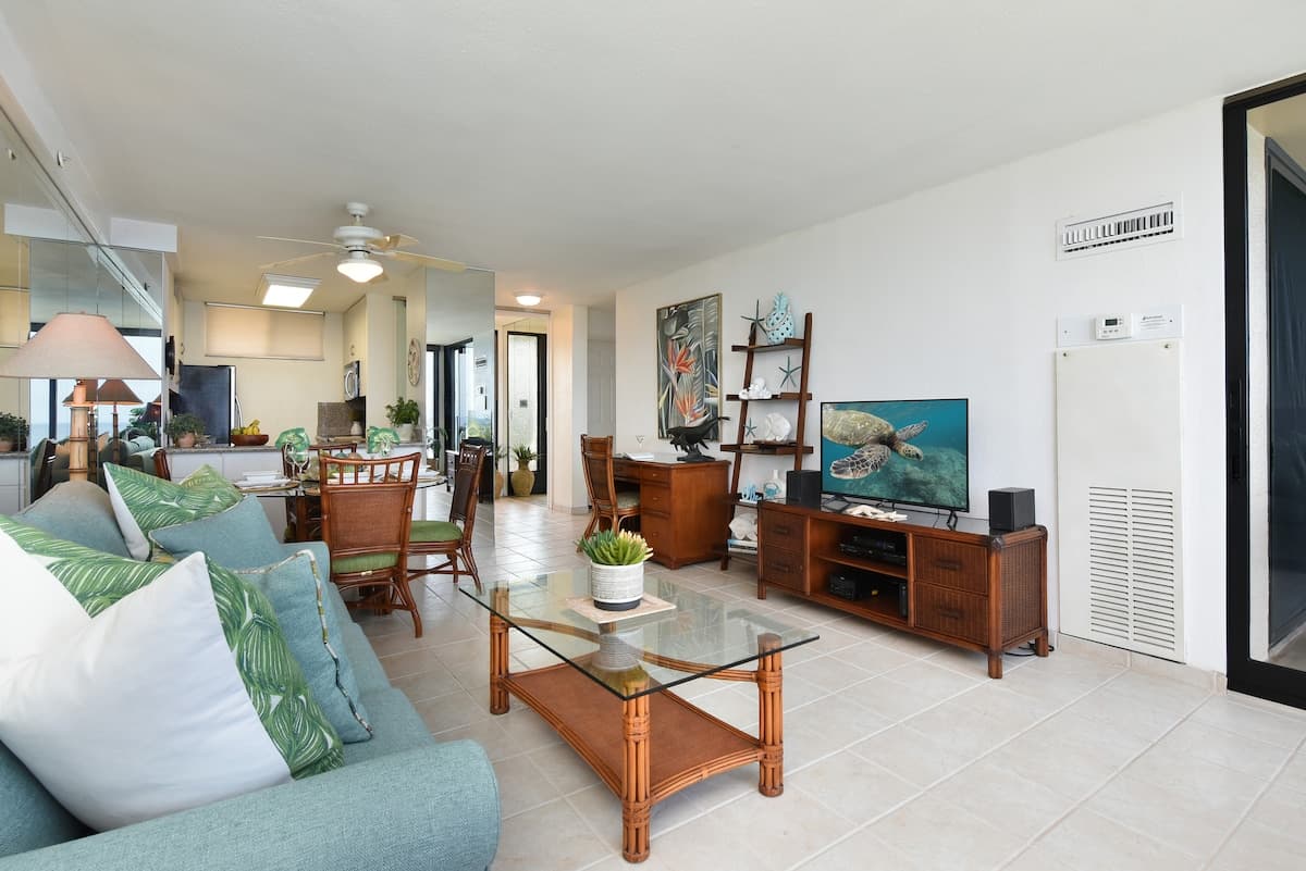 Condo in Lahaina · ★4.89 · 1 bedroom · 2 beds · 2 baths - Photo 4