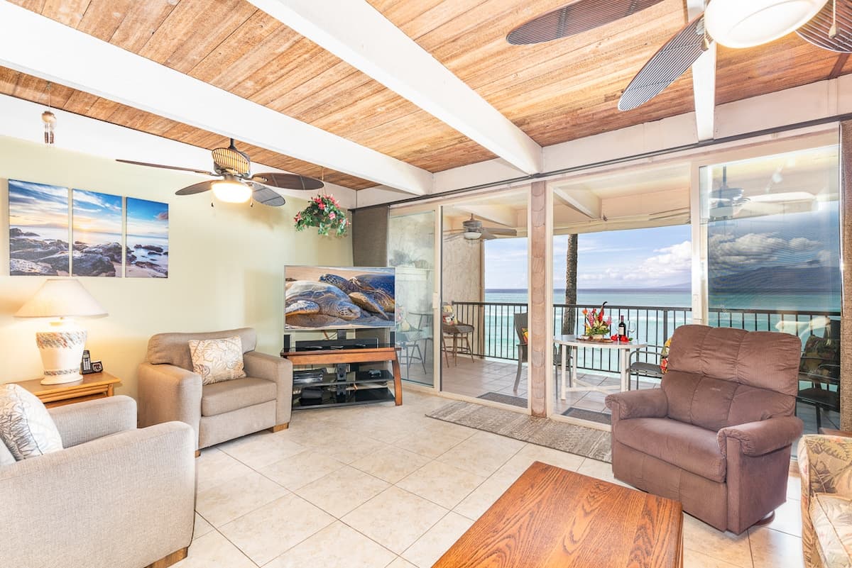 Condo in Lahaina · ★4.98 · 2 bedrooms · 2 beds · 2 private baths - Photo 4