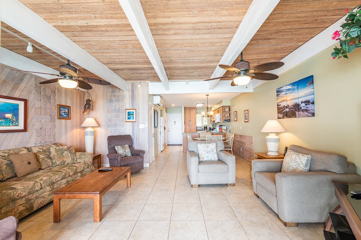 Condo in Lahaina · ★4.98 · 2 bedrooms · 2 beds · 2 private baths - Photo 5