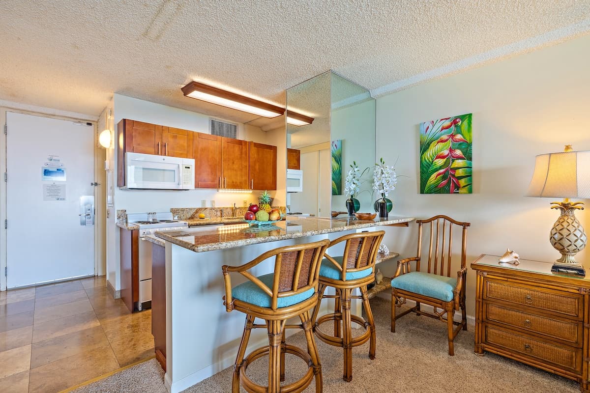 Condo in Lahaina · ★5.0 · 1 bedroom · 1 bed · 1 bath - Photo 2