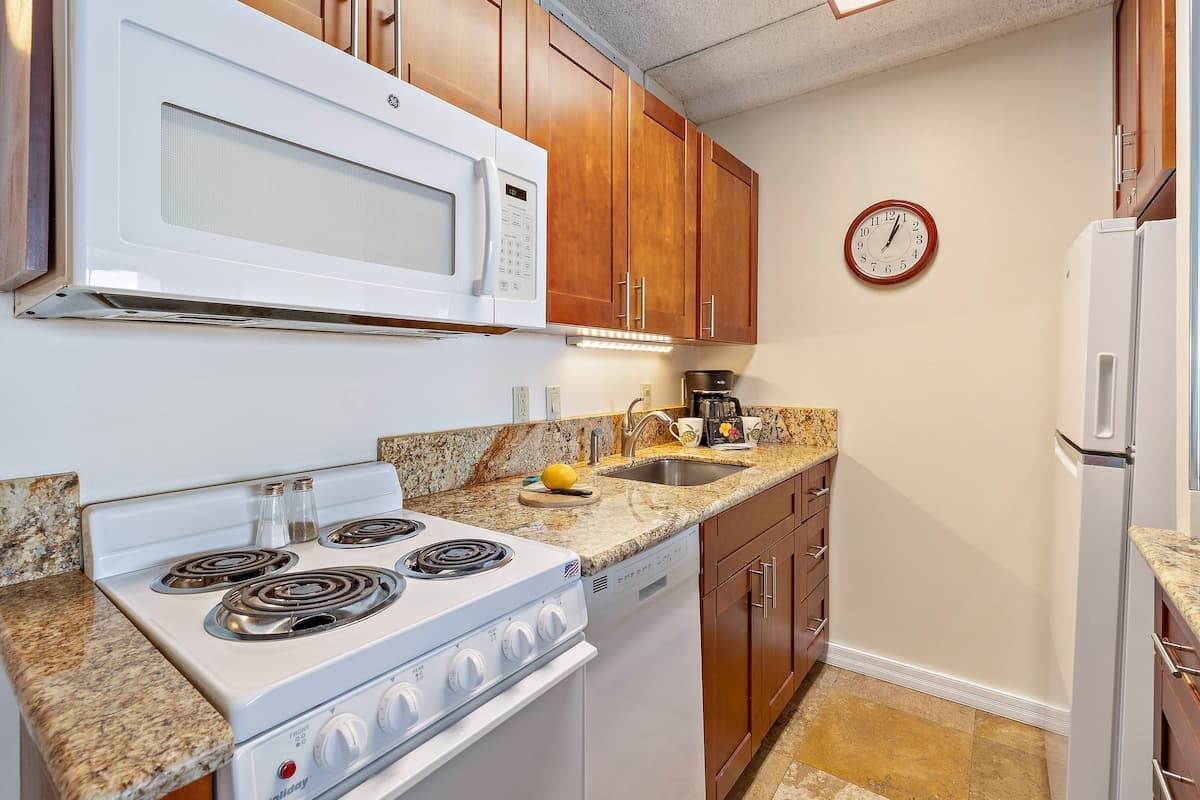 Condo in Lahaina · ★5.0 · 1 bedroom · 1 bed · 1 bath - Photo 3