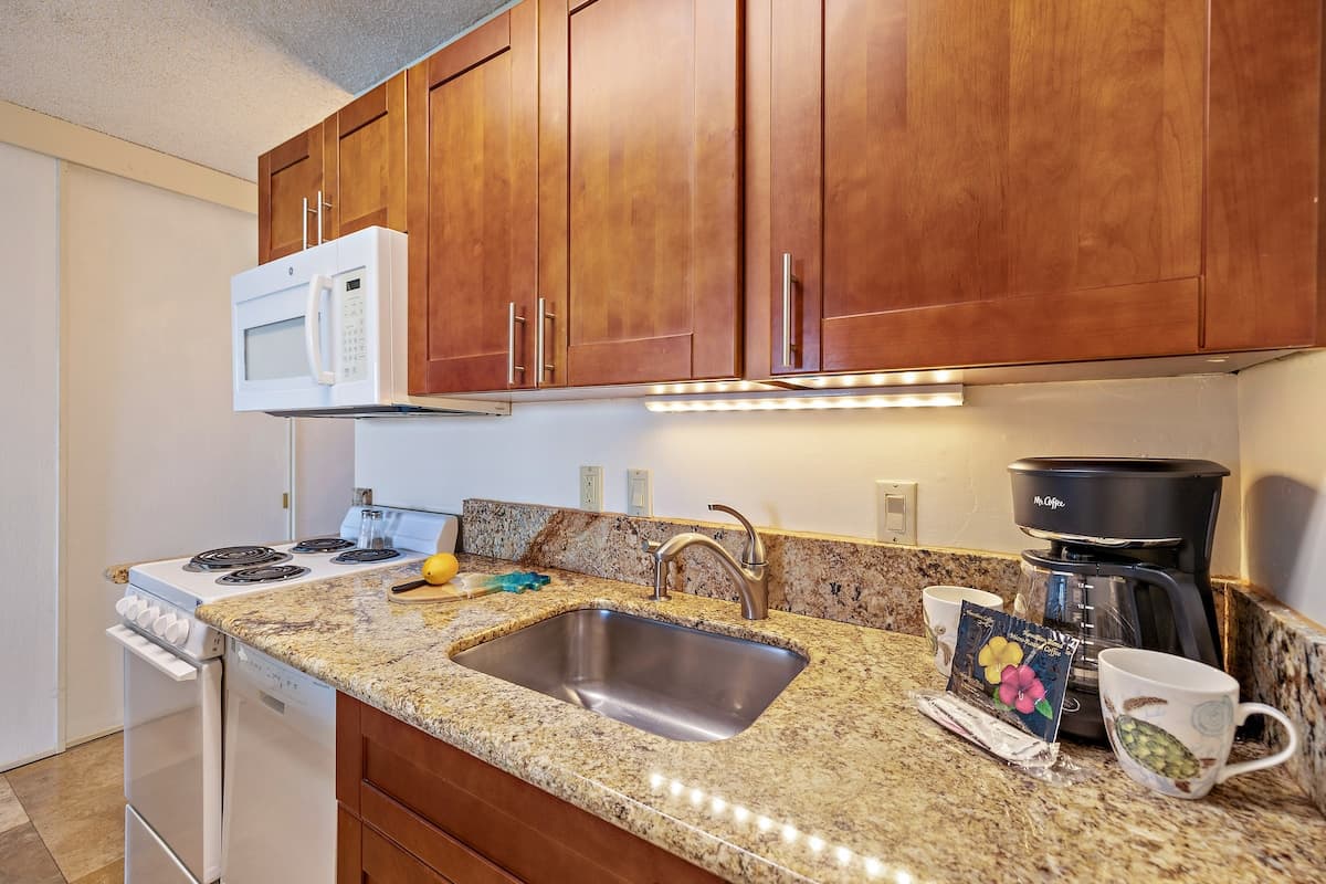 Condo in Lahaina · ★5.0 · 1 bedroom · 1 bed · 1 bath - Photo 4