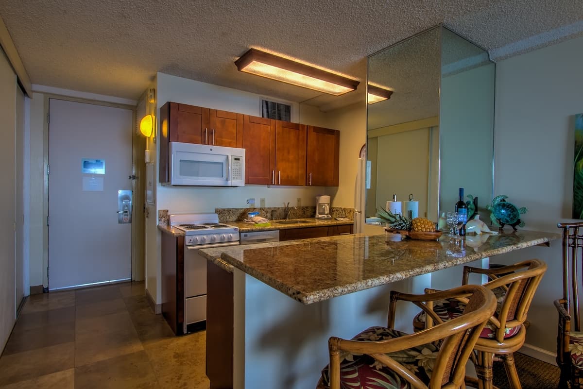 Condo in Lahaina · ★5.0 · 1 bedroom · 1 bed · 1 bath - Photo 5