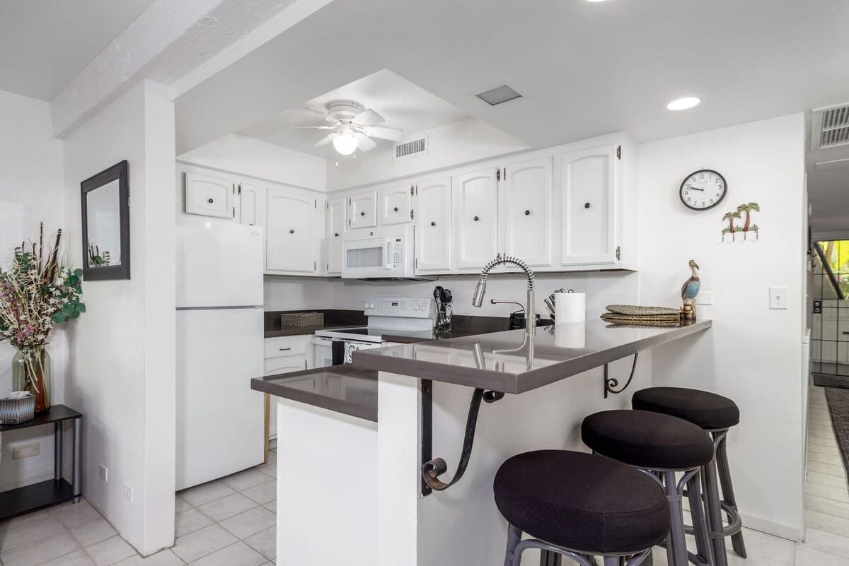 Condo in Kailua-Kona · ★4.78 · 1 bedroom · 2 beds · 1 private bath - Photo 3
