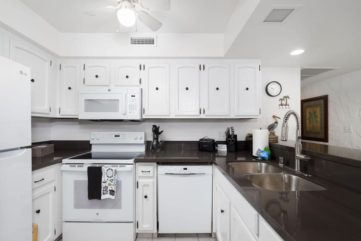 Condo in Kailua-Kona · ★4.78 · 1 bedroom · 2 beds · 1 private bath - Photo 4