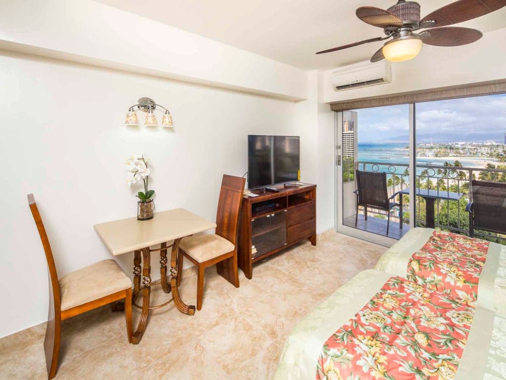 Condo in Honolulu · ★5.0 · Studio · 1 bed · 1 private bath - Photo 2