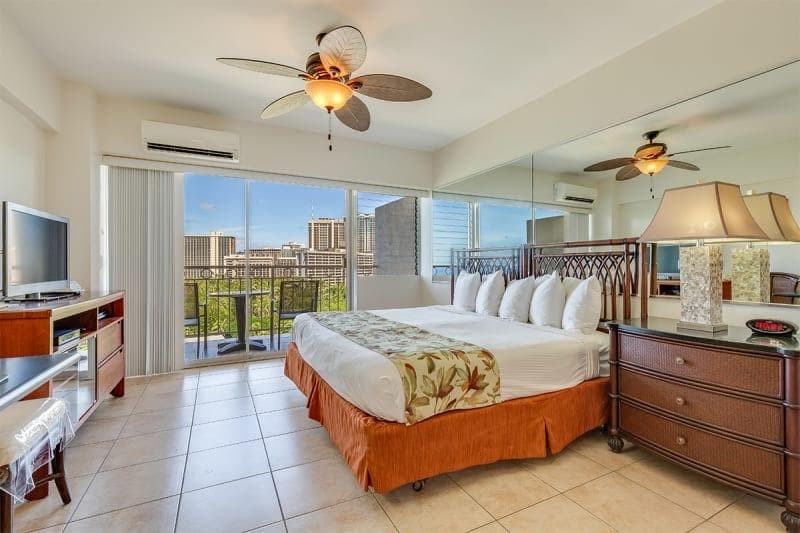 Condo in Honolulu · ★4.33 · Studio · 1 bed · 1 shared bath - Photo 4