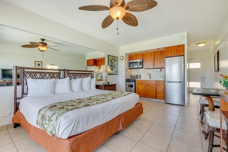 Condo in Honolulu · ★4.33 · Studio · 1 bed · 1 shared bath - Photo 3