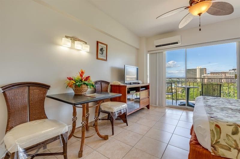 Condo in Honolulu · ★4.33 · Studio · 1 bed · 1 shared bath - Photo 2