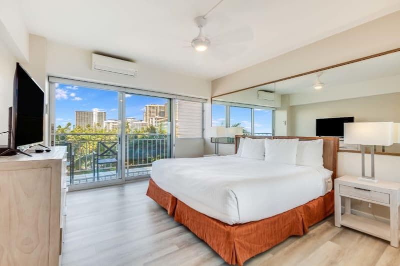 Condo in Honolulu · ★4.76 · 2 bedrooms · 3 beds · 2 shared baths - Photo 4