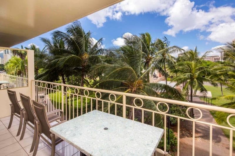 Condo in Honolulu · ★4.8 · 2 bedrooms · 3 beds · 1 private bath - Photo 1