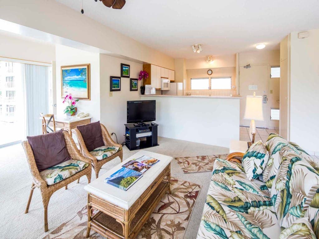 Condo in Honolulu · ★4.8 · 2 bedrooms · 3 beds · 1 private bath - Photo 2