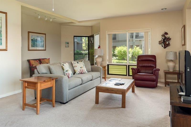 Breezy 2BR condo w/ lanai & hot tub - Photo 2