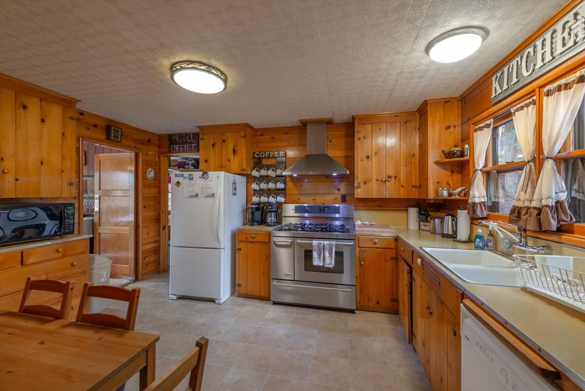 Large Family Home on Tahoe City Golf Course - Photo 2