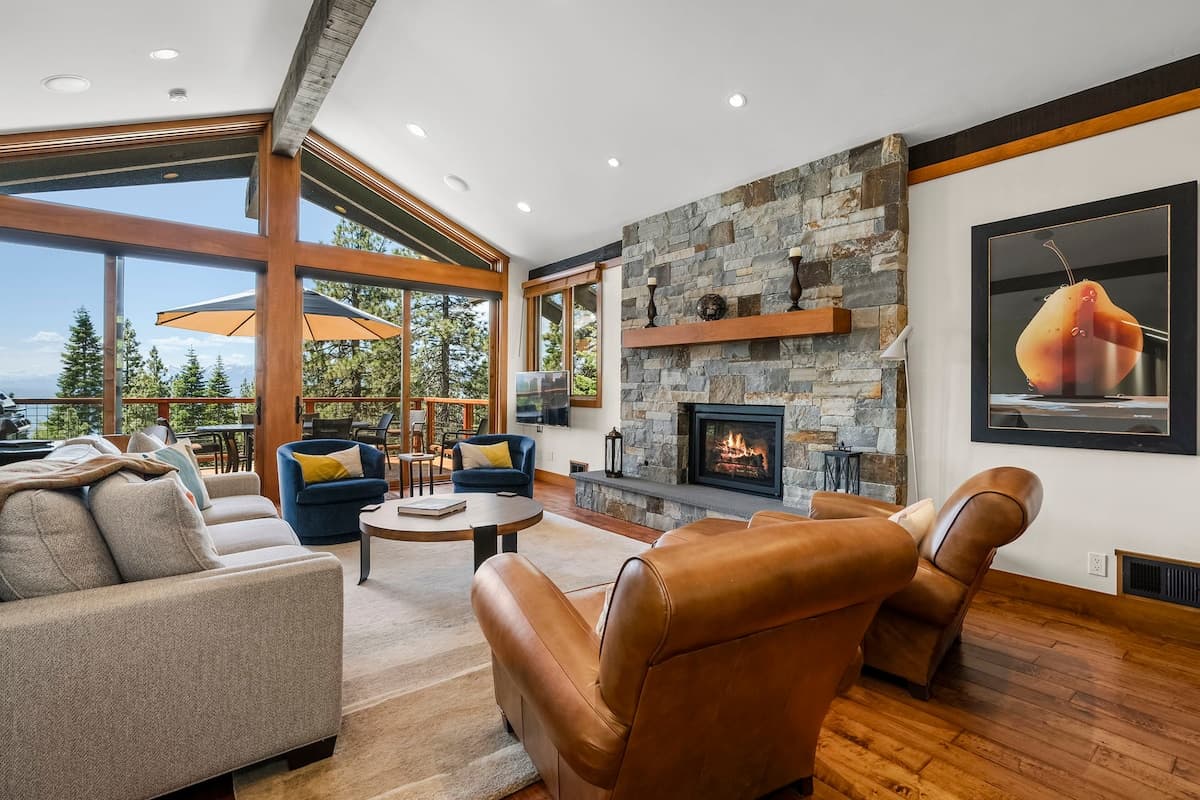The Pear House Hot Tub, Pool Table, Lake Views - Photo 1