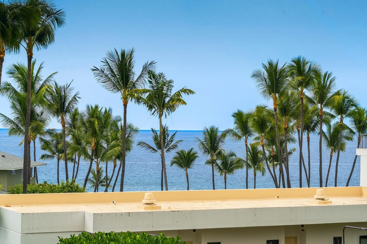 Condo in Kailua-Kona · ★4.73 · 1 bedroom · 2 beds · 1 bath - Photo 2