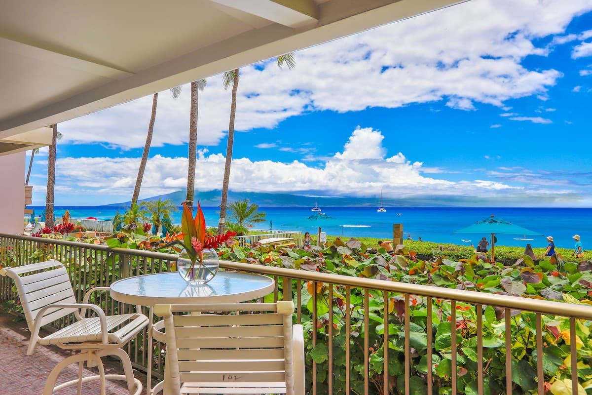 Condo in Lahaina · ★4.5 · 2 bedrooms · 4 beds · 2 baths - Photo 3