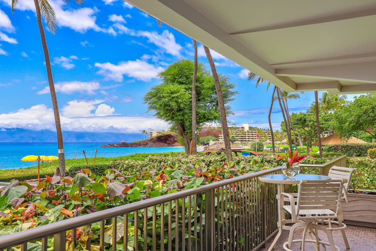 Condo in Lahaina · ★4.5 · 2 bedrooms · 4 beds · 2 baths - Photo 1