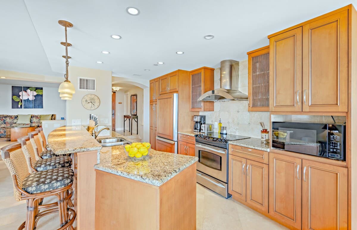 Condo in Lahaina · ★4.63 · 2 bedrooms · 4 beds · 2 baths - Photo 4