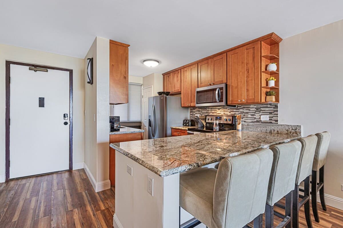 Condo in Lahaina · ★4.58 · 2 bedrooms · 3 beds · 2 baths - Photo 3