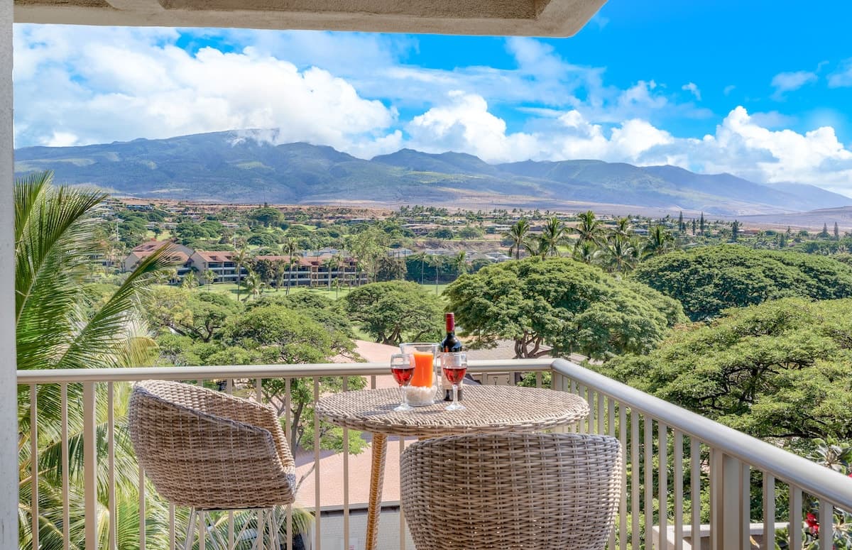 Condo in Lahaina · ★5.0 · 2 bedrooms · 3 beds · 2 baths - Photo 4