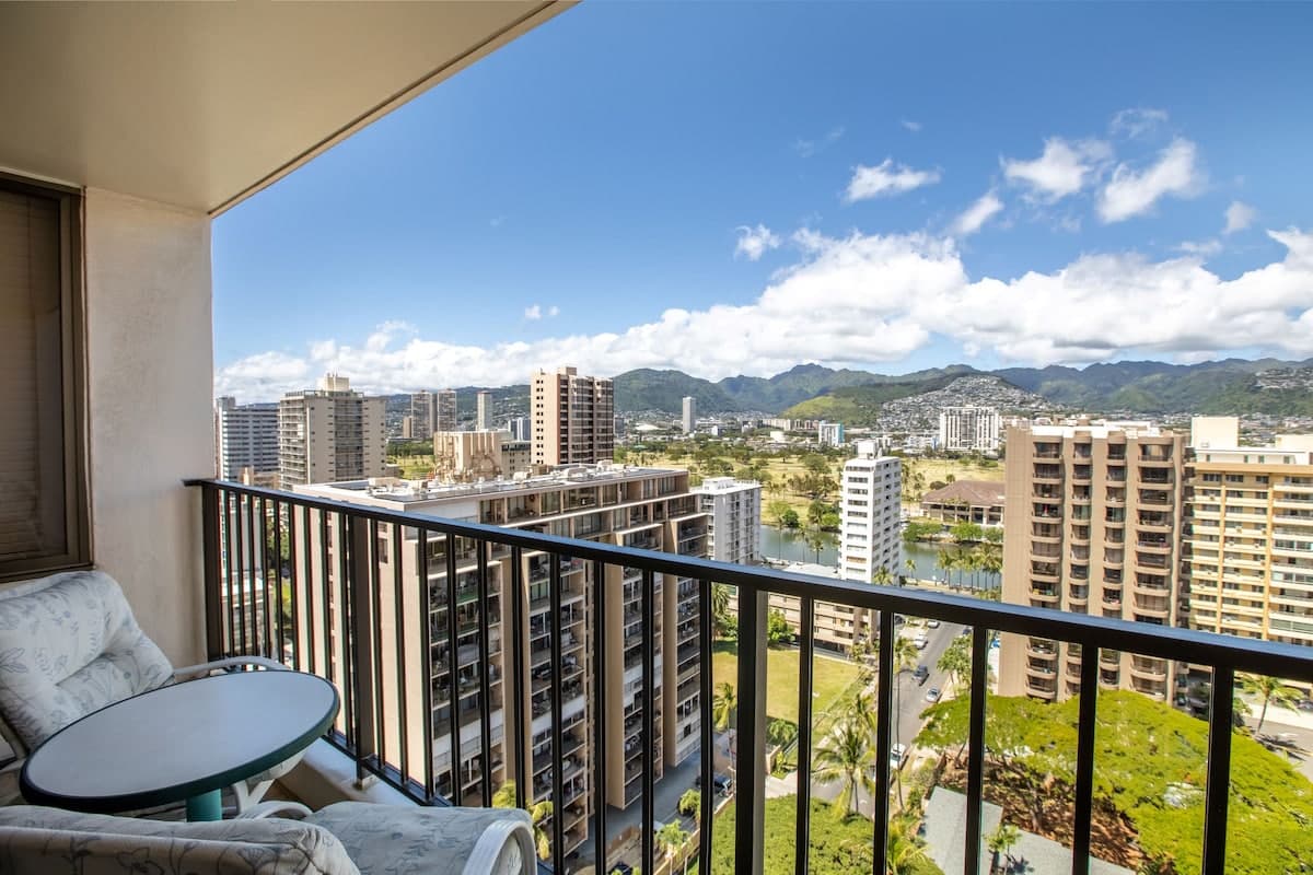 Condo in Honolulu · ★4.75 · 1 bedroom · 2 beds · 1 shared bath - Photo 1