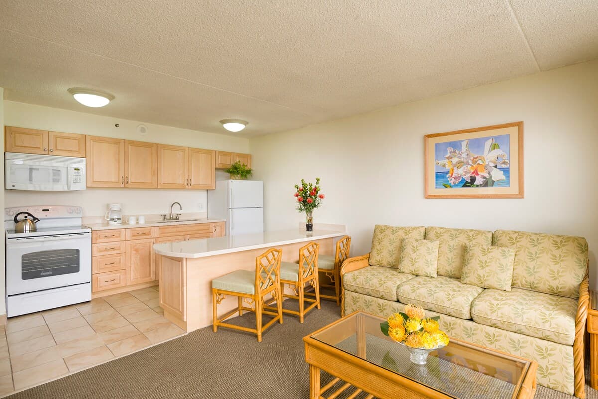Condo in Honolulu · ★4.17 · 1 bedroom · 3 beds · 1 shared bath - Photo 4