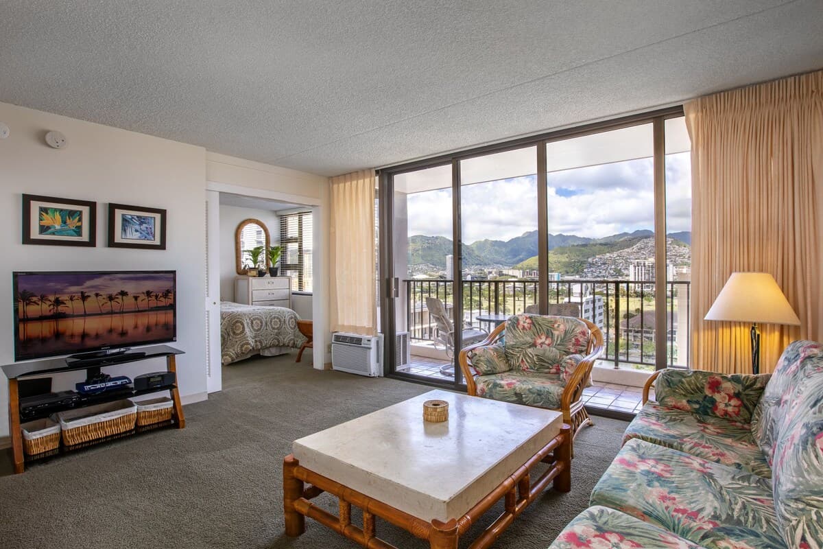 Condo in Honolulu · ★4.17 · 1 bedroom · 3 beds · 1 shared bath - Photo 3