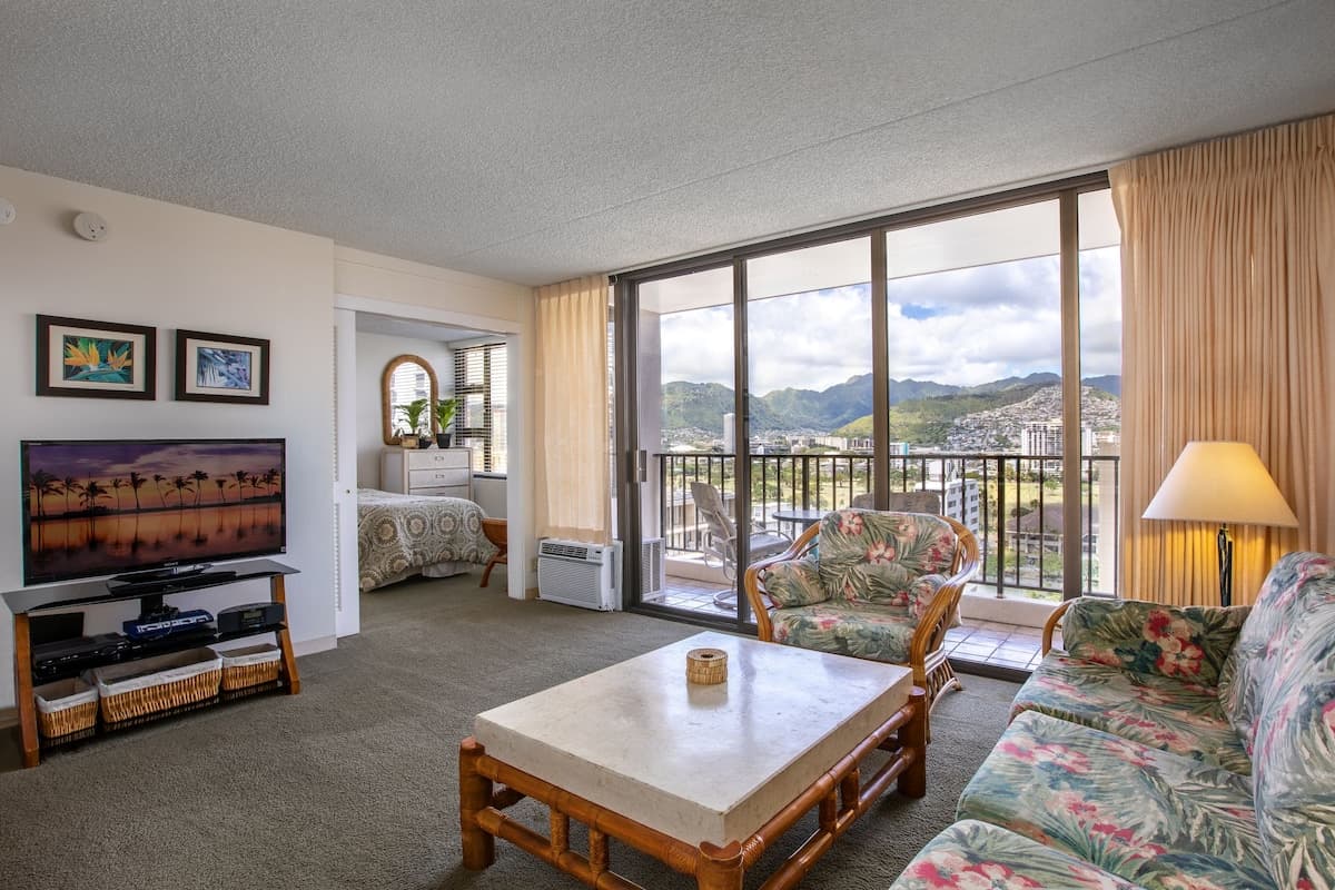 Condo in Honolulu · ★4.36 · 1 bedroom · 3 beds · 1 shared bath - Photo 2
