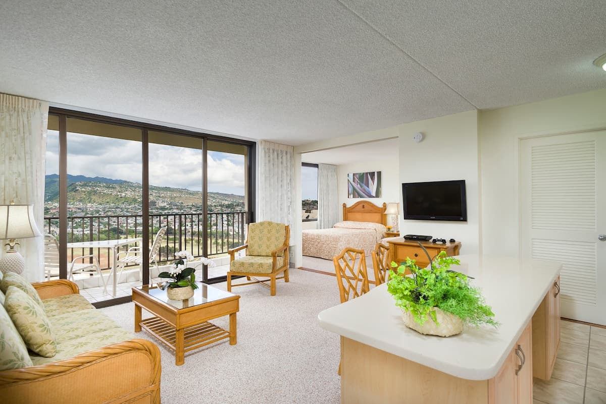 Condo in Honolulu · ★4.45 · 1 bedroom · 3 beds · 1 shared bath - Photo 4