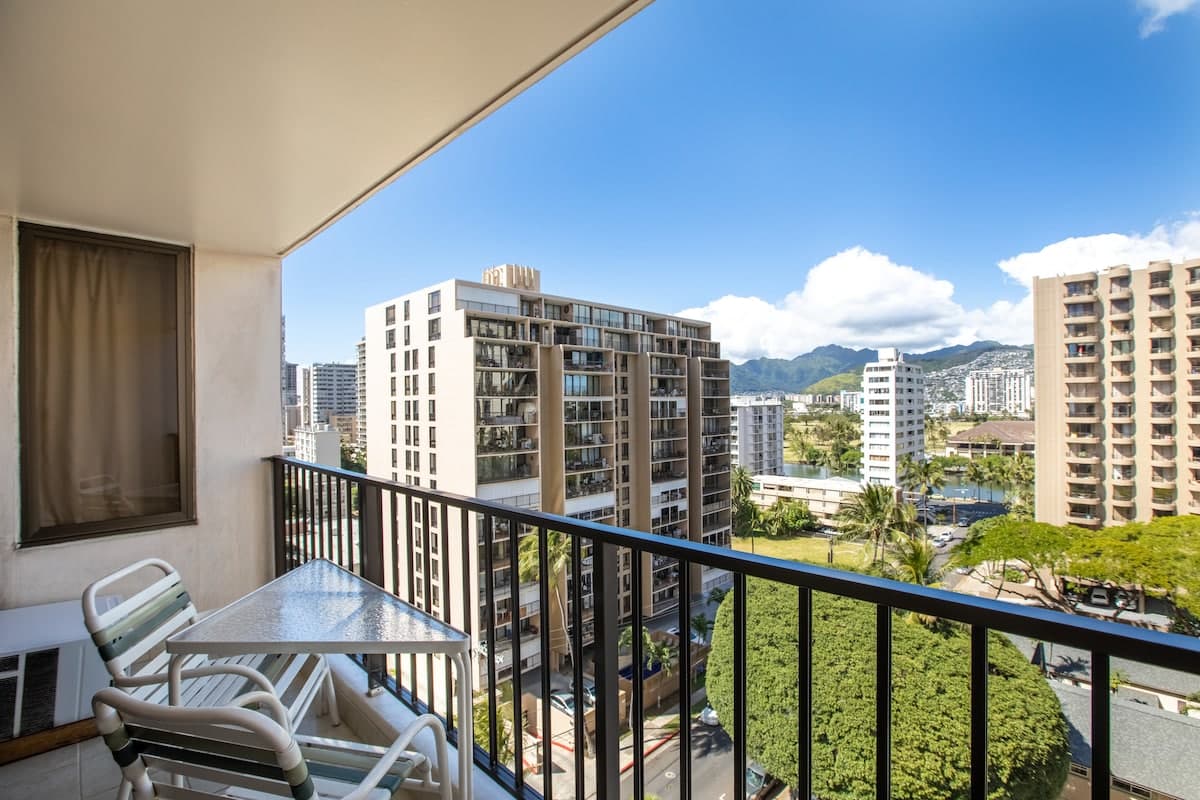 Condo in Honolulu · ★4.45 · 1 bedroom · 3 beds · 1 shared bath - Photo 1