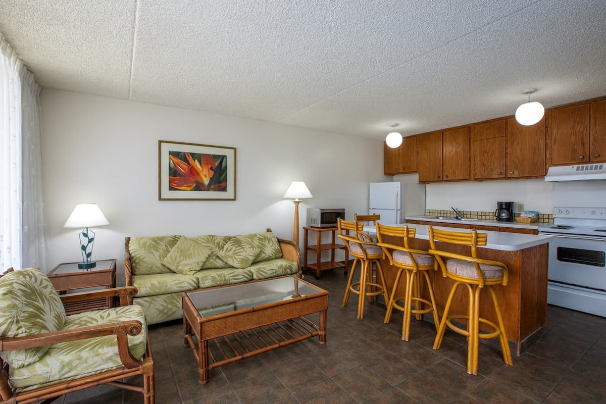 Condo in Honolulu · ★4.45 · 1 bedroom · 3 beds · 1 shared bath - Photo 3
