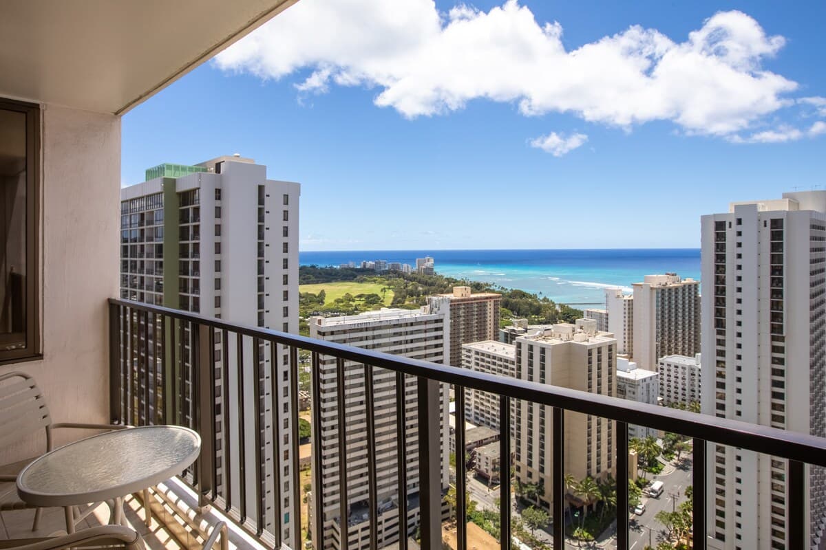 Condo in Honolulu · ★4.75 · 1 bedroom · 3 beds · 1 shared bath - Photo 2