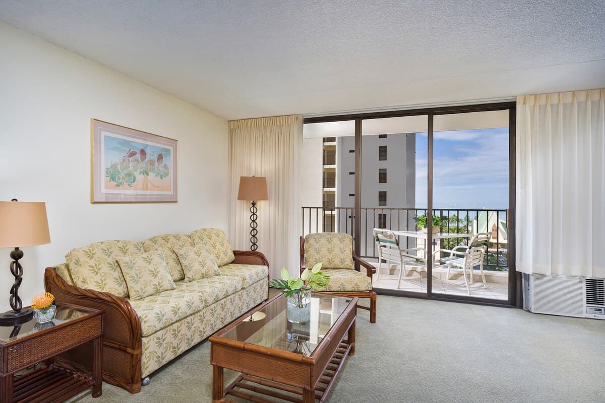 Condo in Honolulu · ★4.0 · 1 bedroom · 3 beds · 1 shared bath - Photo 4