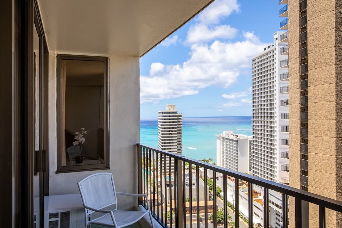 Condo in Honolulu · ★4.43 · 1 bedroom · 3 beds · 1 shared bath - Photo 1