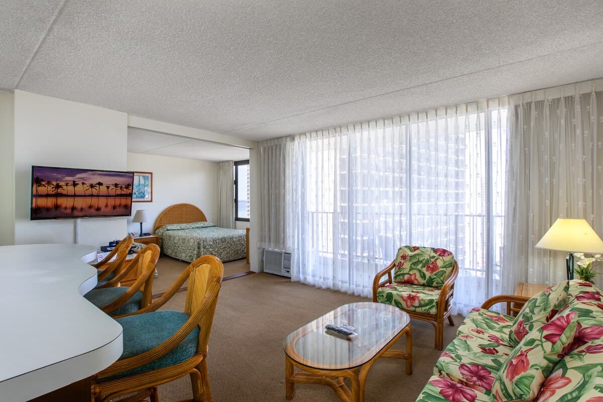 Condo in Honolulu · ★4.43 · 1 bedroom · 3 beds · 1 shared bath - Photo 3