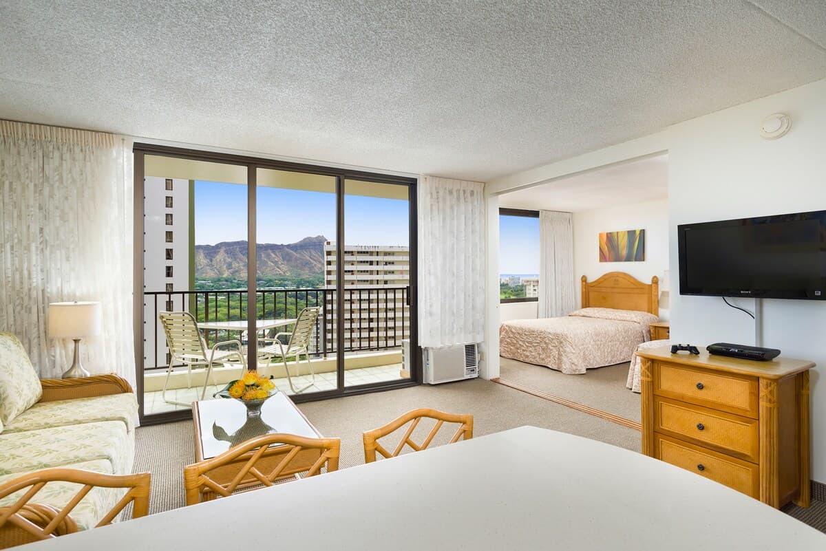 Condo in Honolulu · ★4.43 · 1 bedroom · 3 beds · 1 shared bath - Photo 4