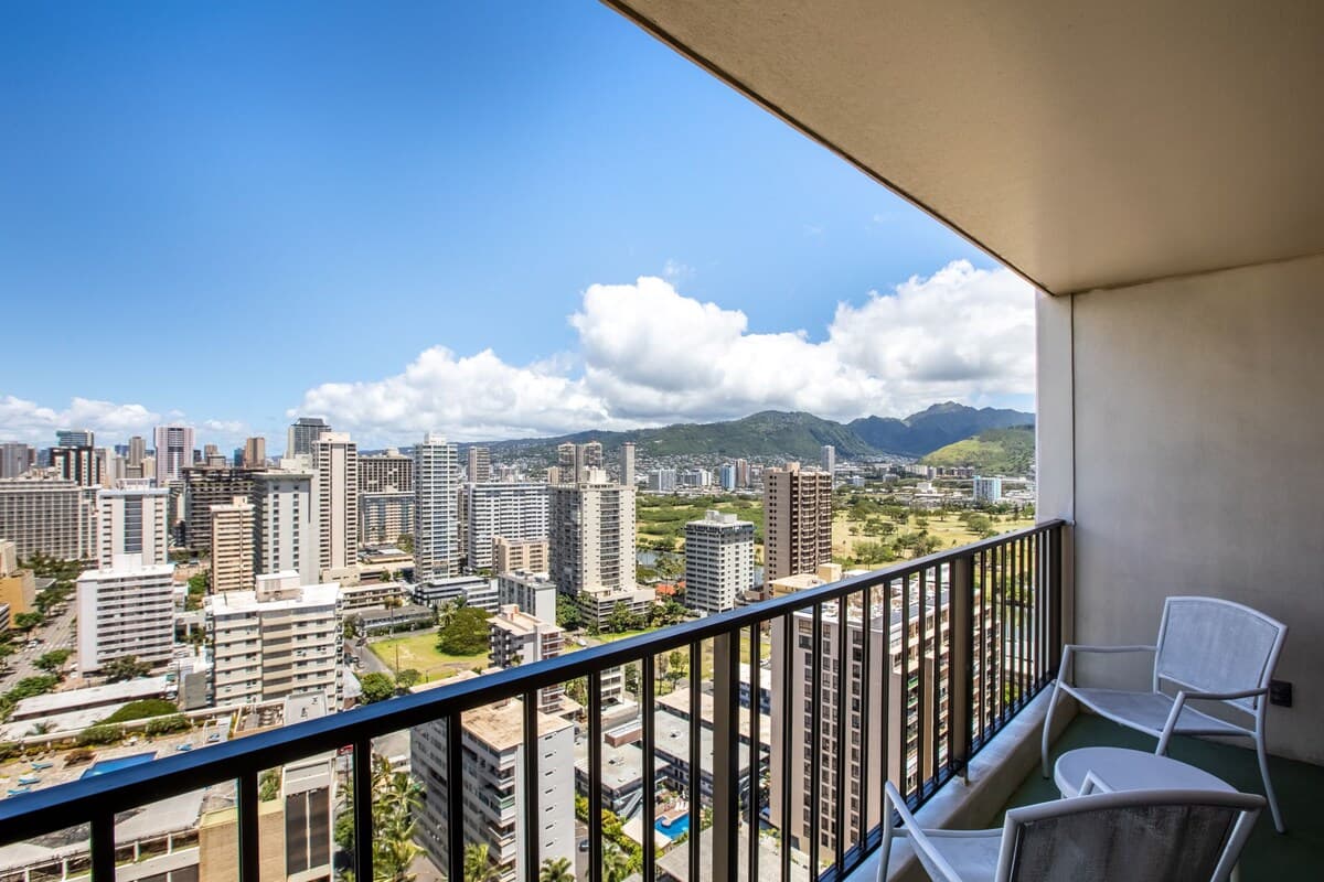 Condo in Honolulu · ★4.43 · 1 bedroom · 3 beds · 1 shared bath - Photo 2