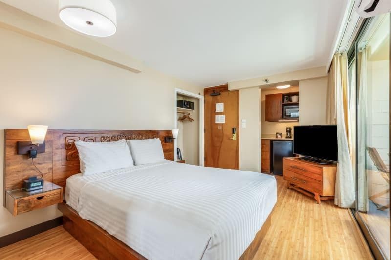 Condo in Honolulu · ★4.67 · Studio · 1 bed · 1 shared bath - Photo 4