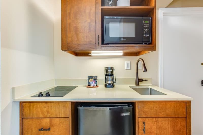 Condo in Honolulu · ★4.67 · Studio · 1 bed · 1 shared bath - Photo 3
