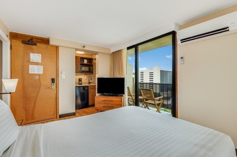 Condo in Honolulu · ★4.67 · Studio · 1 bed · 1 shared bath - Photo 2