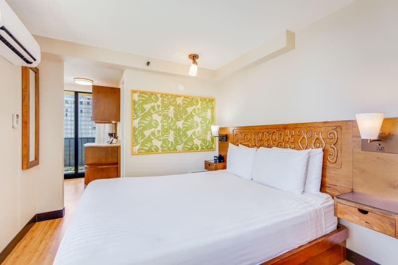Condo in Honolulu · ★4.0 · Studio · 1 bed · 1 shared bath - Photo 4