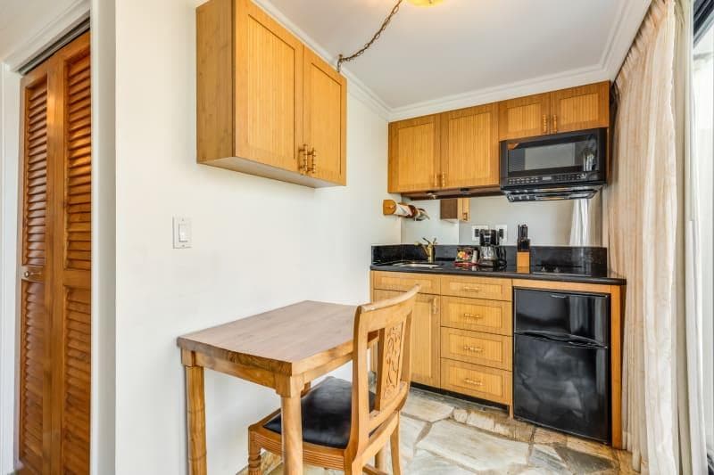 Condo in Honolulu · ★4.2 · 1 bedroom · 3 beds · 1 private bath - Photo 3