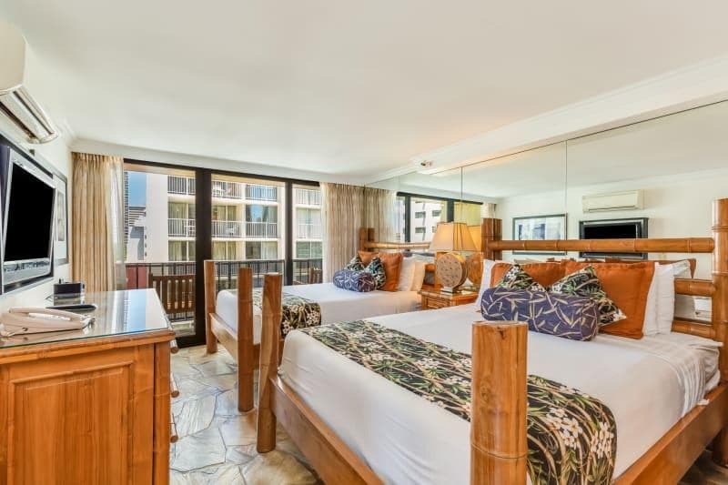 Condo in Honolulu · ★4.2 · 1 bedroom · 3 beds · 1 private bath - Photo 4
